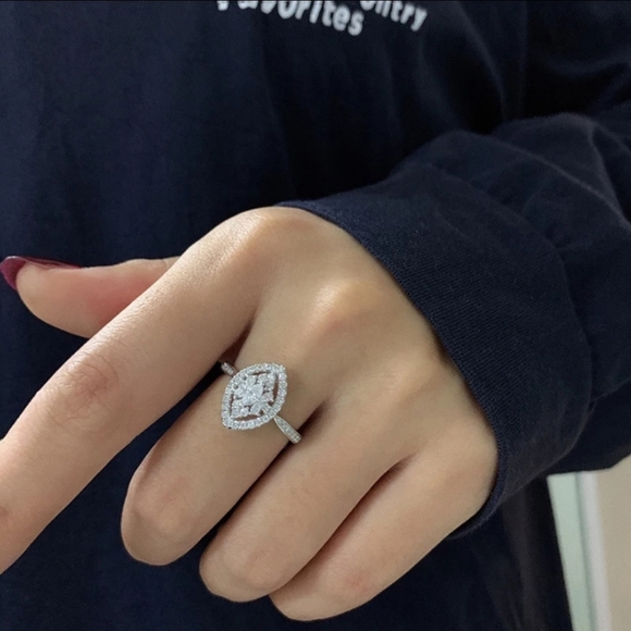 Luxury Diamond Ring - Picture 4 of 6